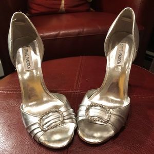Silver open till pump with rhinestone buckle